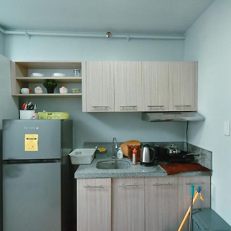 אפרטהוטל מונטינלופה Cozy Unit With Free Pool, Netflix & Wifi In Alabang Crq3 מראה חיצוני תמונה