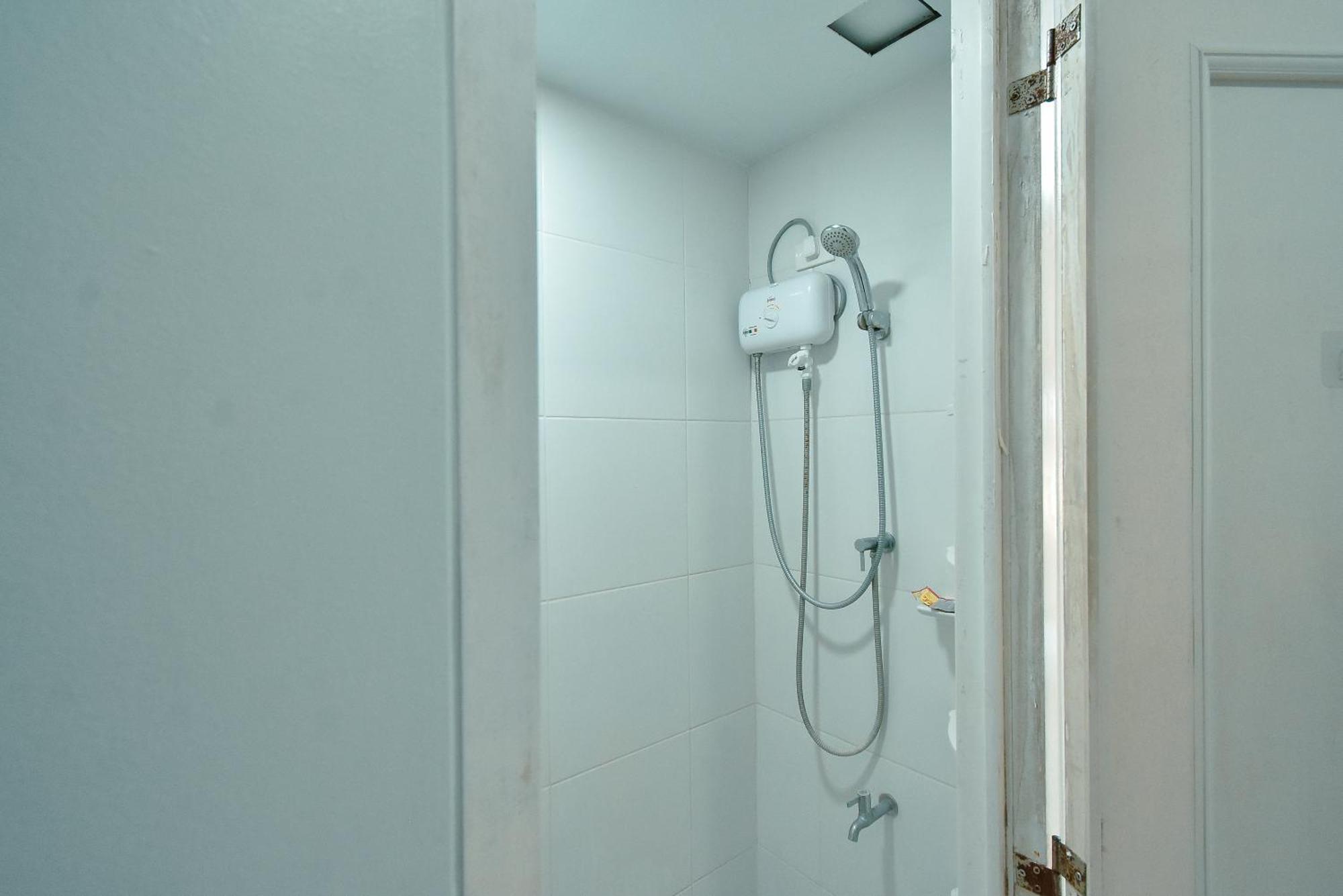 אפרטהוטל מונטינלופה Cozy Unit With Free Pool, Netflix & Wifi In Alabang Crq3 מראה חיצוני תמונה