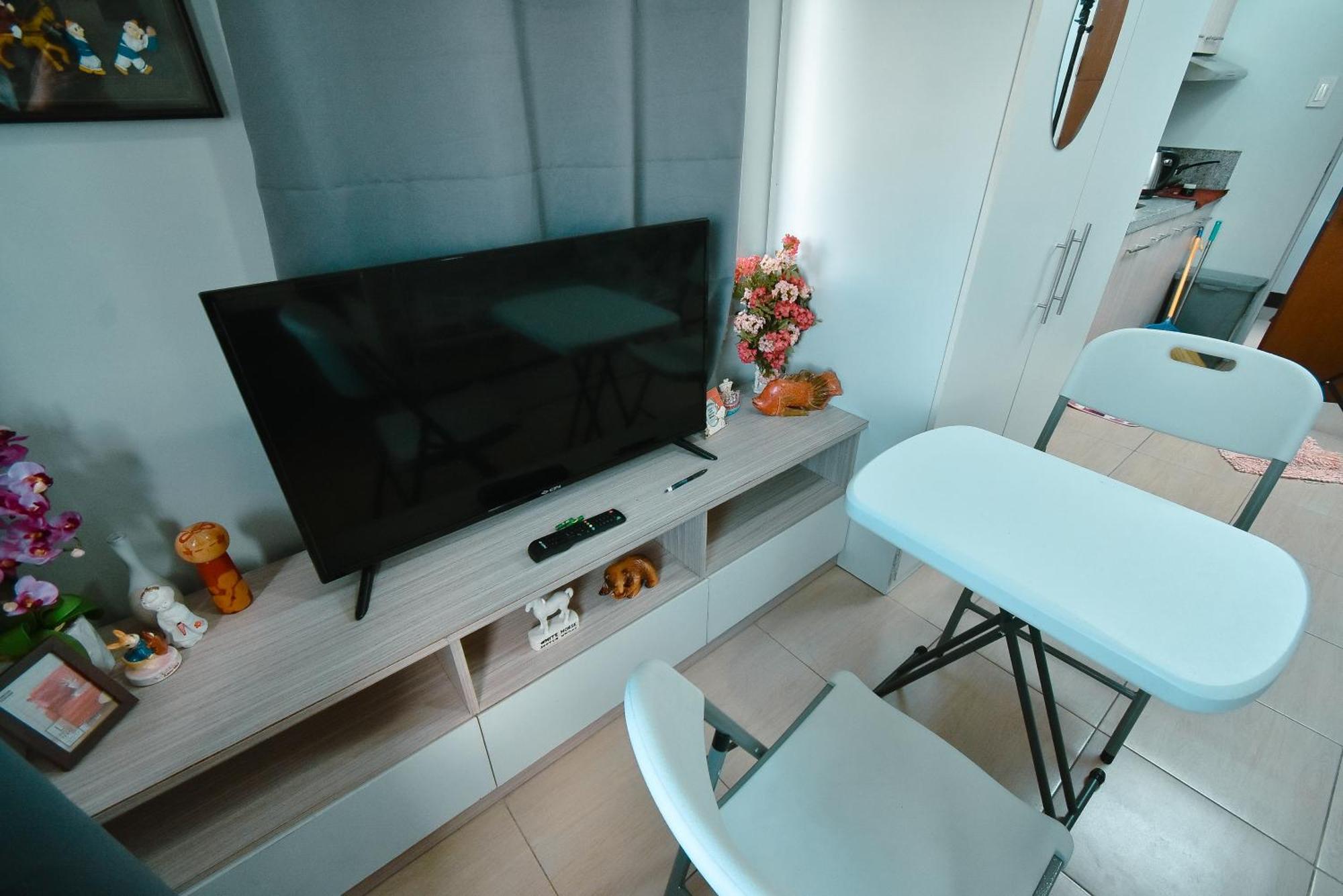 אפרטהוטל מונטינלופה Cozy Unit With Free Pool, Netflix & Wifi In Alabang Crq3 מראה חיצוני תמונה