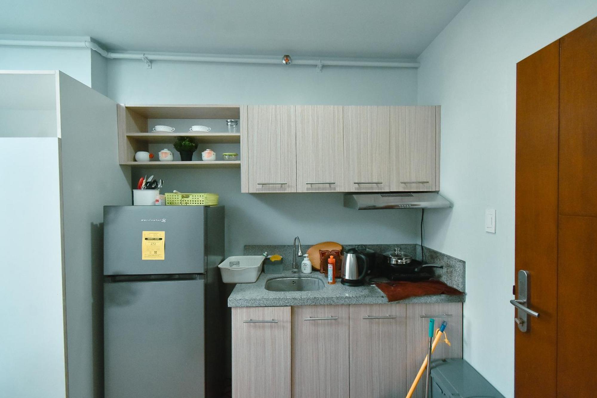 אפרטהוטל מונטינלופה Cozy Unit With Free Pool, Netflix & Wifi In Alabang Crq3 מראה חיצוני תמונה