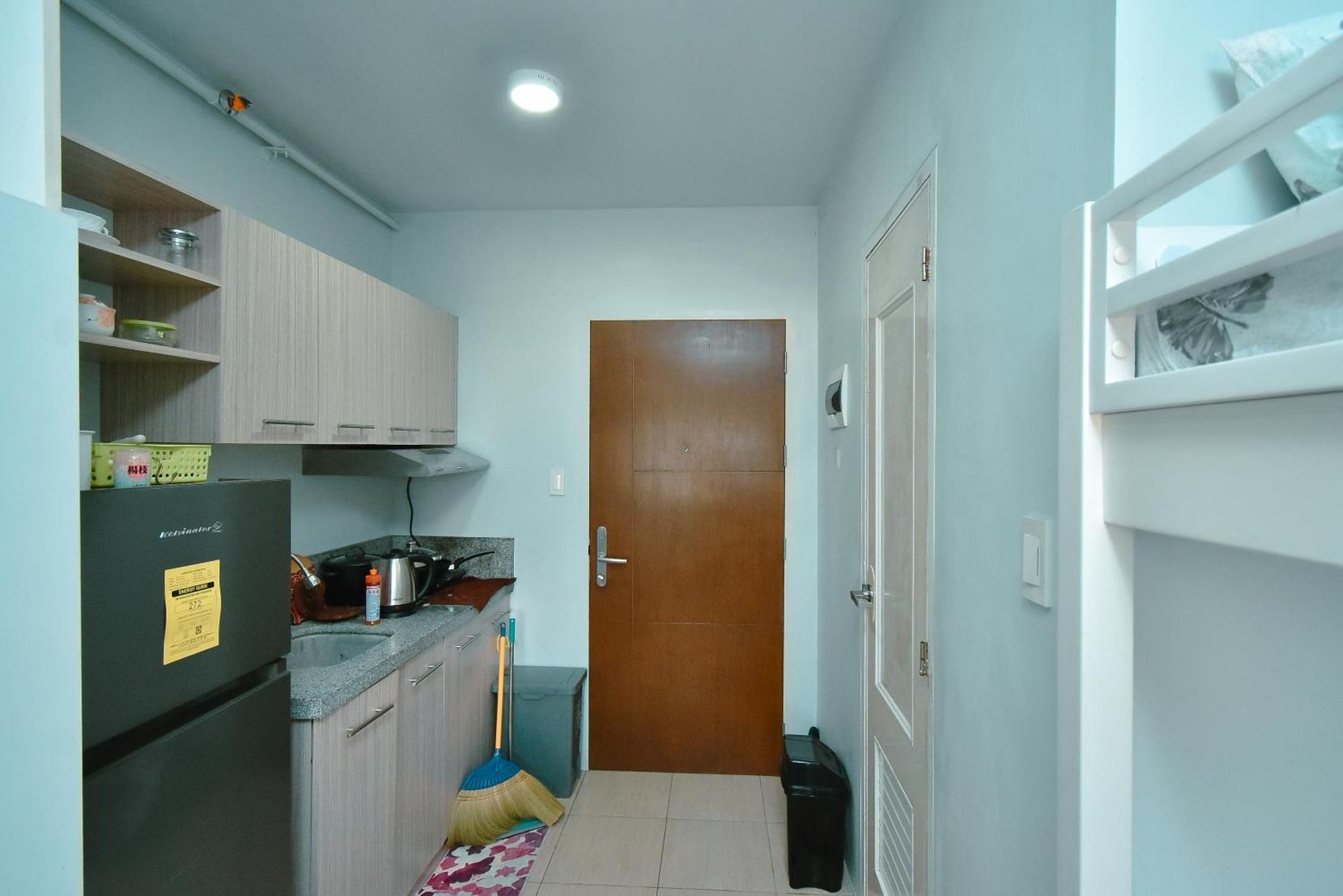 אפרטהוטל מונטינלופה Cozy Unit With Free Pool, Netflix & Wifi In Alabang Crq3 מראה חיצוני תמונה